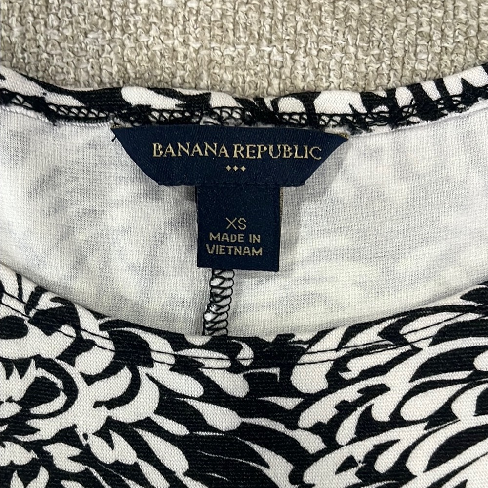 Banana Republic Black and White Mini Sheath Dress with Short Sleeves - Picture 6 of 7